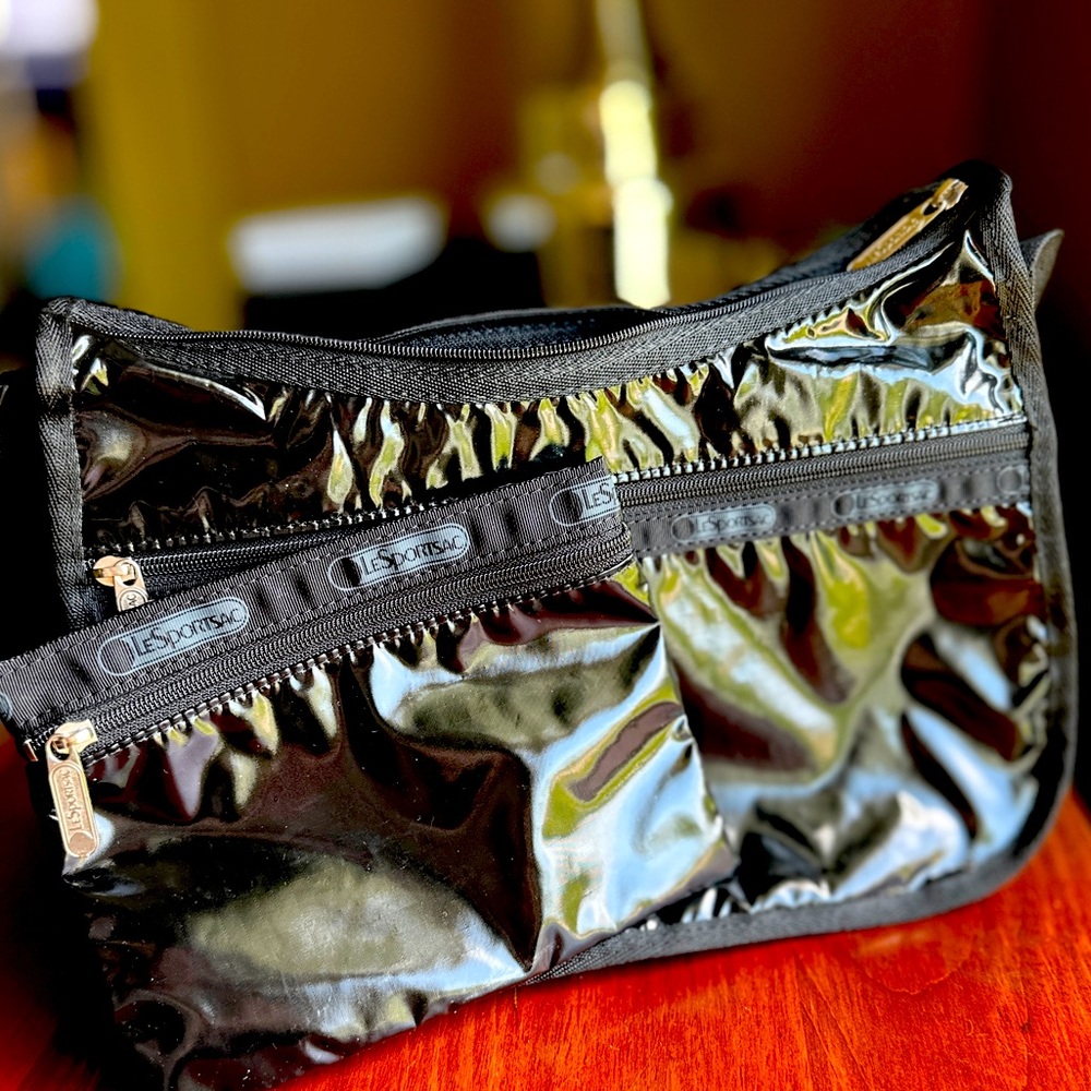 Les sport sac Patent leather style bag with matching cosmetic/change purse.